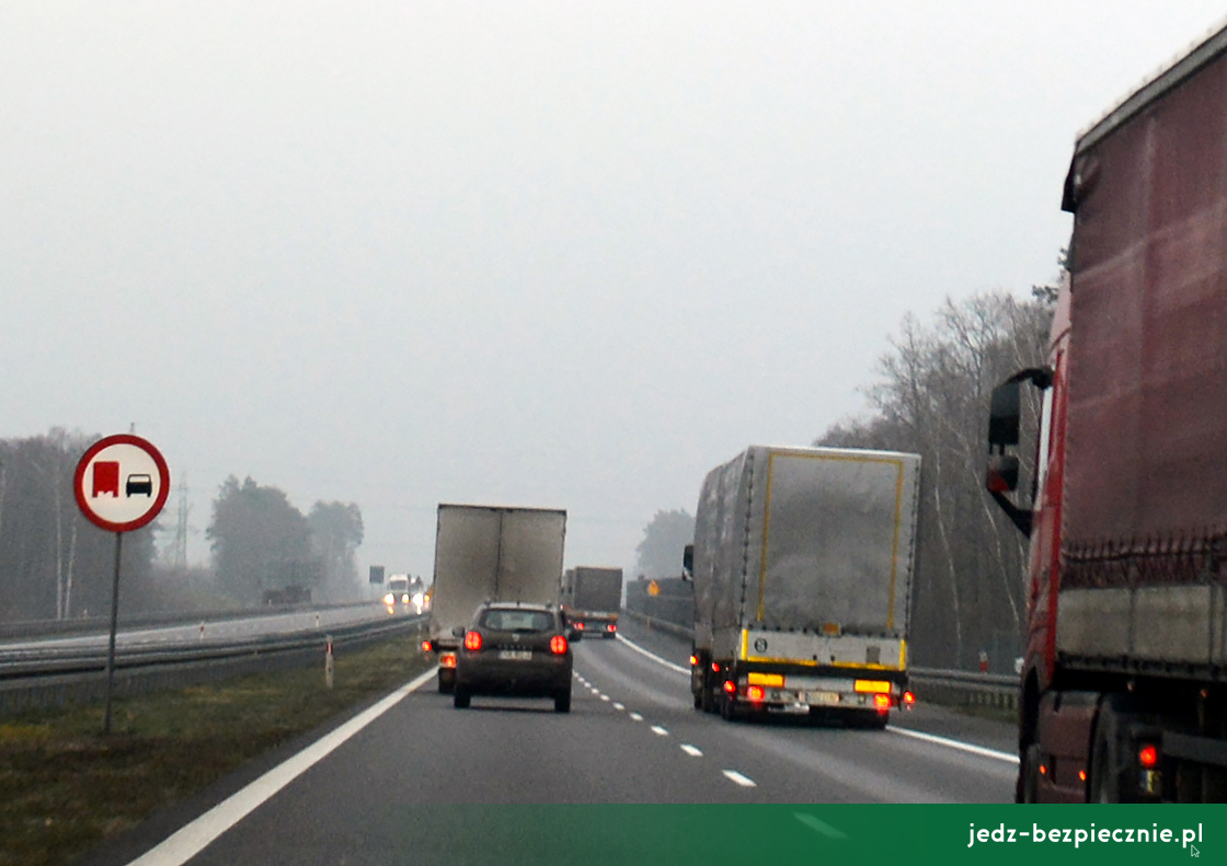Polskie drogi - ITD zatrzymuje kierowców pojazdów ciężarowych za łamanie zakazu wyprzedzania